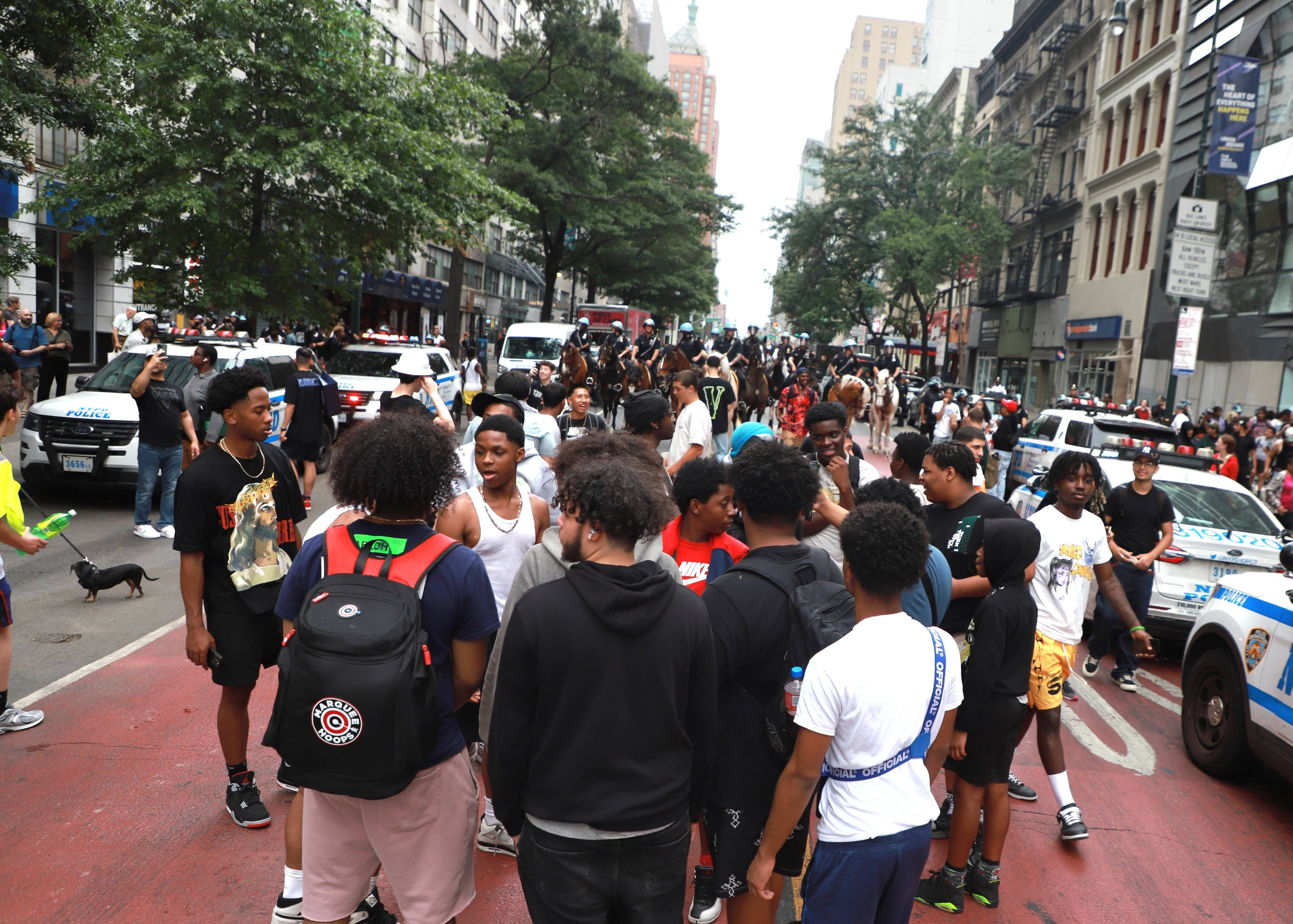 Ce s-a întâmplat cu influencerul care a provocat haos în New York. Mii de oameni s-au înarmat cu lopeți și topoare