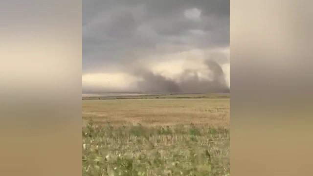 Furtunile au făcut prăpăd în țară. În Slobozia, norii negri au căpătat aspect de tornadă