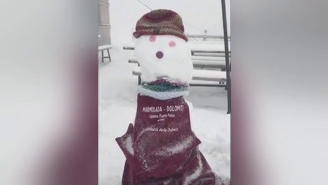 Italia, lovită de ninsoare în plină vară. Turiștii au ridicat un om de zăpadă