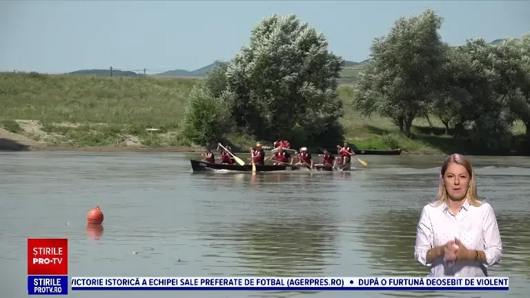 Întrecere cu vâsle pe râul Mureș în Alba. 14 echipaje au vâslit către linia de finish în ambarcaţiuni uşoare