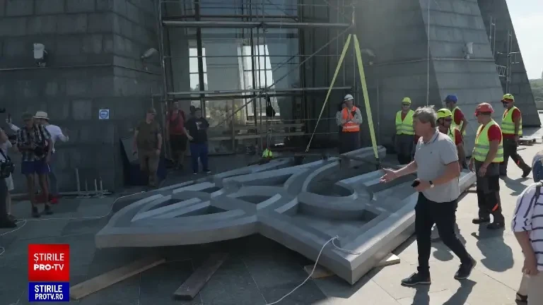 Un trident a înlocuit secera şi ciocanul de pe un monument emblematic din Kiev | Video