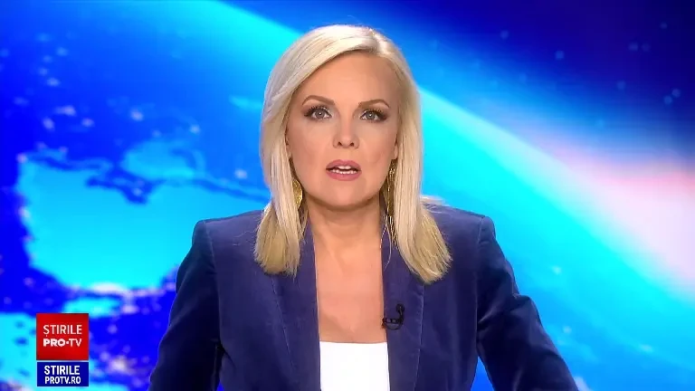 Valuri uriașe pe litoral. Deși este arborat steagul roșu, turiștii se aventurează în larg