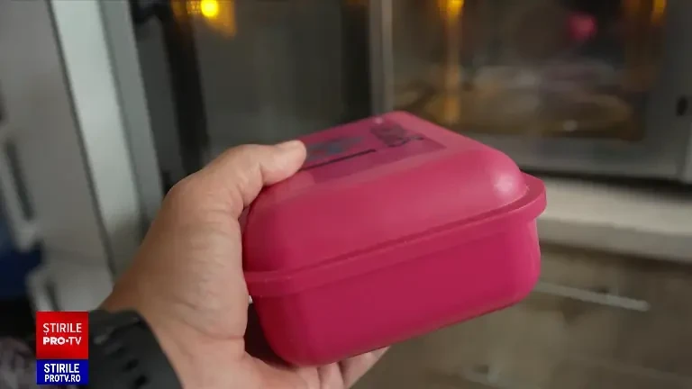Pericolele la care ne expunem când încălzim mâncare la cuptorul cu microunde într-un recipient din plastic