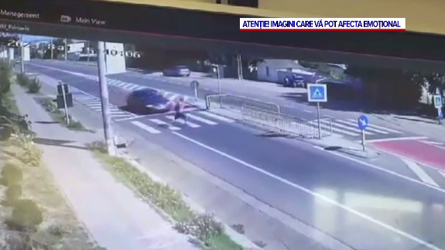 Momentul în care un bărbat din Iași este spulberat de mașină pe trecerea de pietoni și aruncat într-un indicator rutier