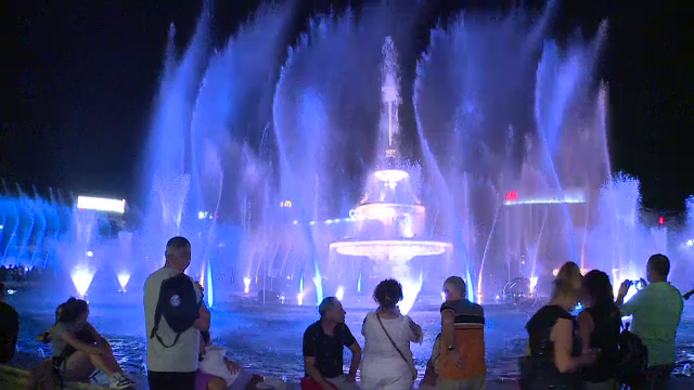 Bucureștenii au umplut în nopțile de weekend centrul Capitalei. ”În Europa suntem cam unici”