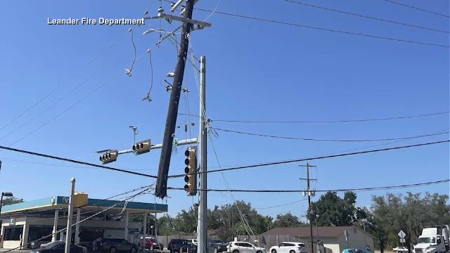 Un stâlp a rămas agățat de firele de înaltă tensiune după ce a fost lovit de o mașină. Imaginile bizare au fost filmate