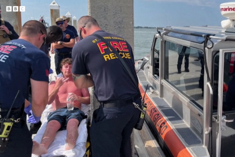 A fost înconjurat de rechini și înțepat de meduze. Cum a fost salvat un tânăr naufragiat pe mare timp de 35 de ore. VIDEO