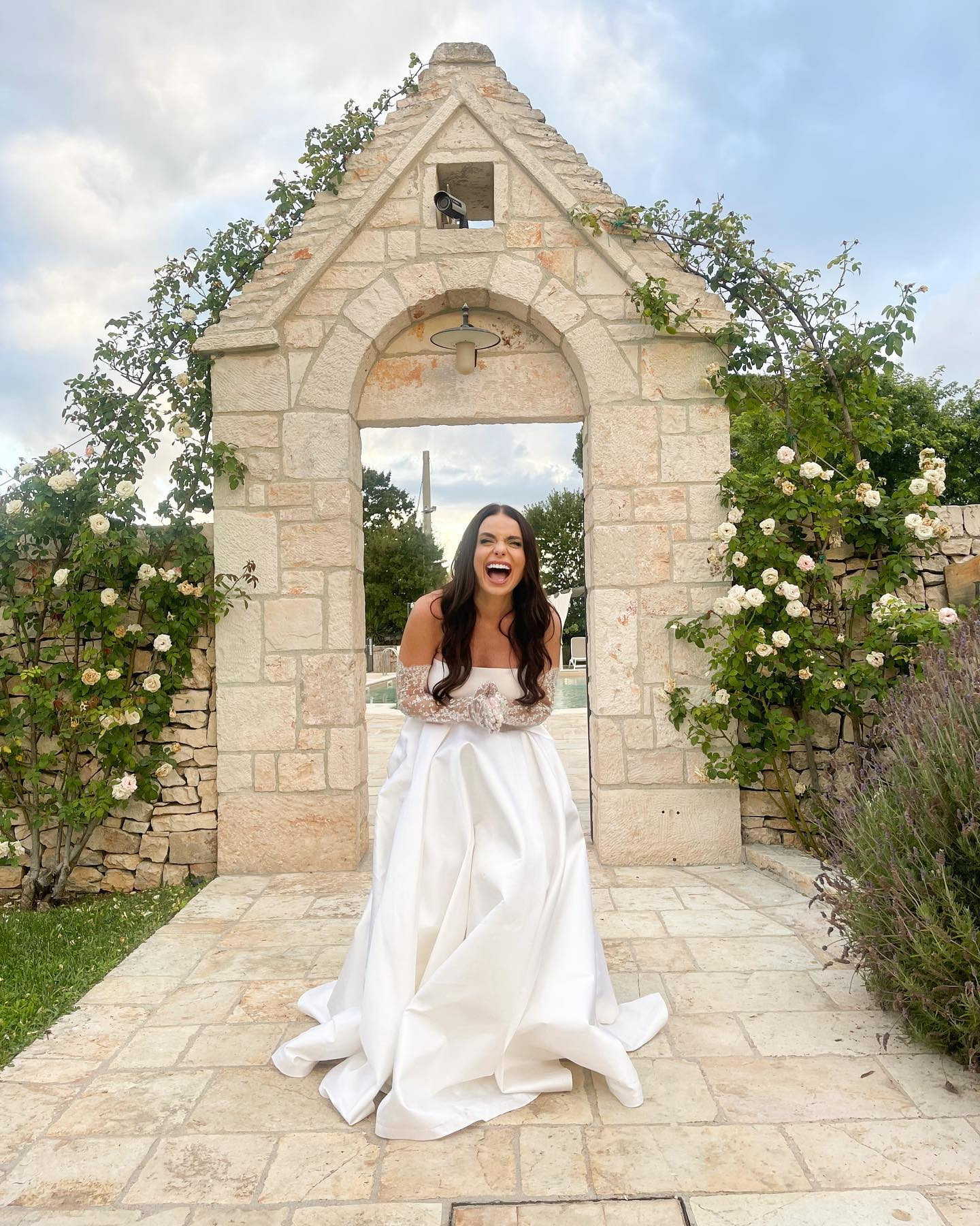 Cătălina Grama și Paul Ipate s-au cununat civil în Italia. Actrița a purtat trei rochii | GALERIE FOTO