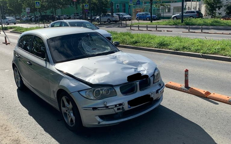 Un șofer băut a fugit de la faţa locului după ce a accidentat grav două persoane pe trecerea de pietoni, în Buzău