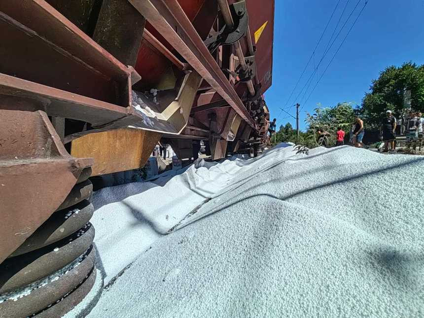 Vagoane încărcate cu uree, atacate de hoţi, în Constanța. Încărcătura a ajuns pe calea ferată
