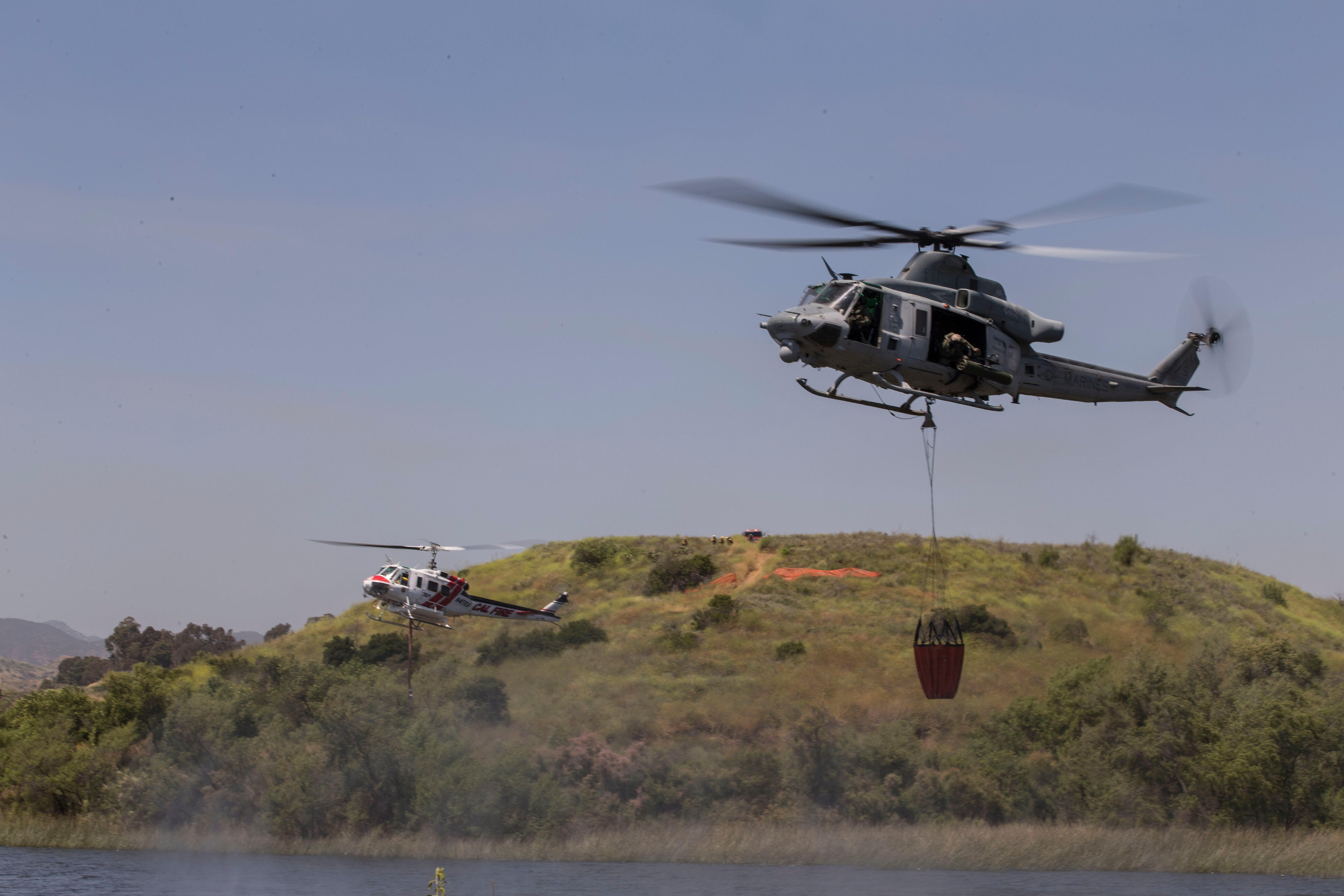 Două elicoptere de stingere a incendiilor s-au ciocnit în aer, în SUA. Cel puțin trei persoane au murit