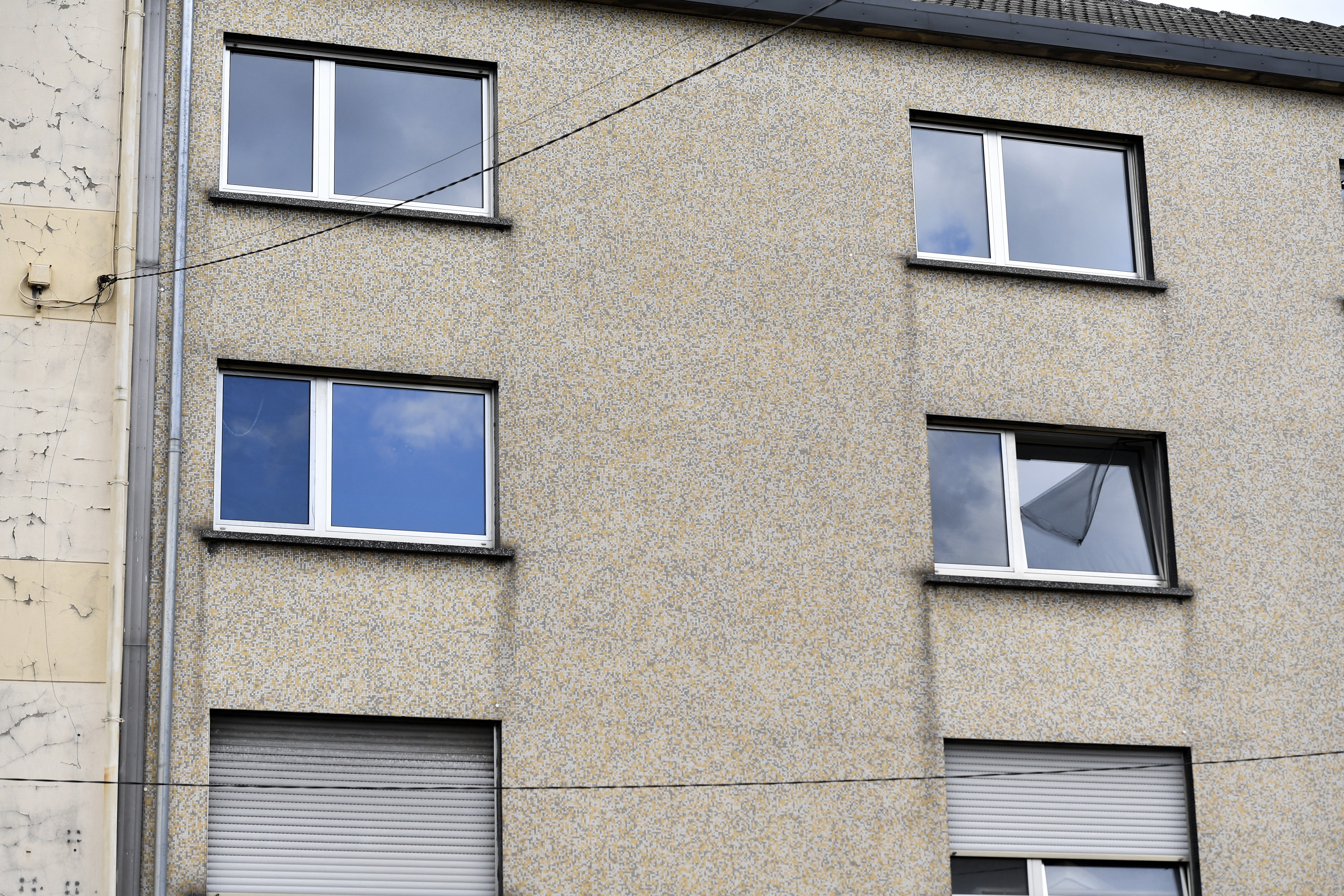 O femeie a fost găsită goală, cu capul ras, subnutrită și cu fracturi, într-un apartament cu o masă de tortură