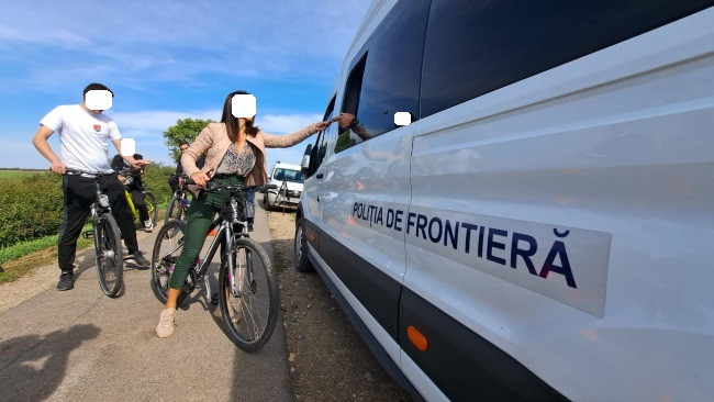Pățania a doi turiști germani care credeau că România este în Schengen și au trecut ilegal granița pe biciclete