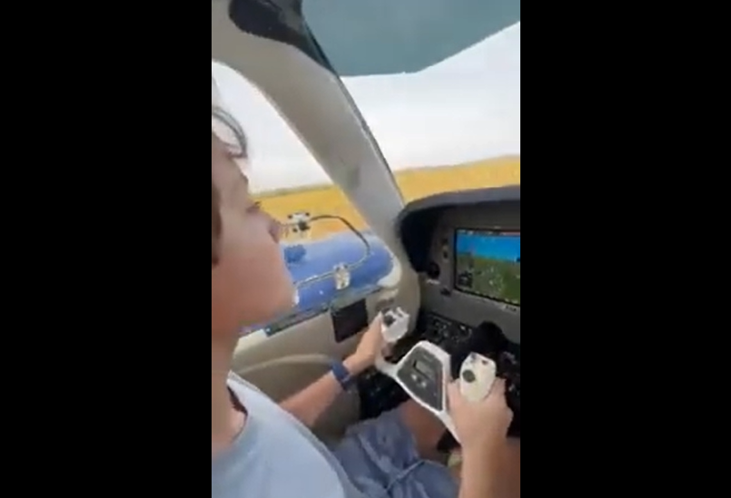Și-a lăsat copilul de 11 ani să piloteze avionul, ca să bea o bere. După scurt timp, avionul s-a prăbușit. VIDEO