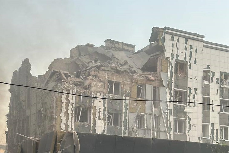 Blocuri din estul Ucrainei, atacate cu rachete de ruși. Cel puțin cinci persoane au murit, iar alte 31 au fost rănite | VIDEO