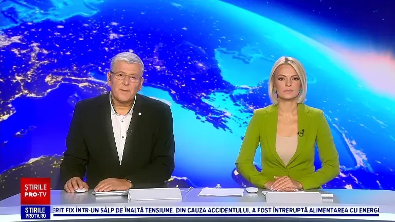 Un stâlp a rămas agățat de firele de înaltă tensiune după ce a fost lovit de o mașină. Imaginile bizare au fost filmate