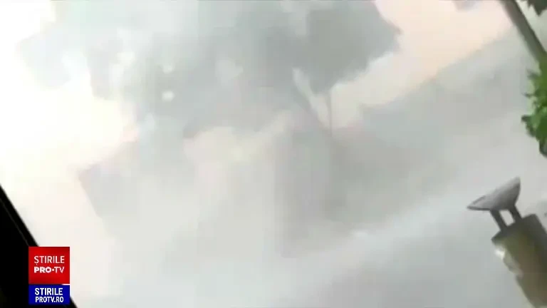 „E jale mare”. România, lovită de furtuni violente. Străzi inundate, copaci doborâți de vânt, mașini răsturnate. FOTO/VIDEO