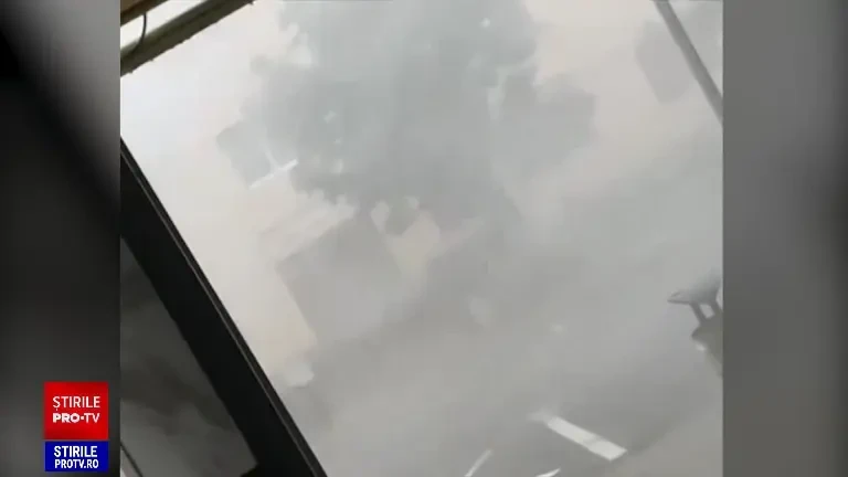 "Am intrat în panică". Furtunile au făcut prăpăd în țară. Acoperișuri prăbușite, mașini răsturnate și animale electrocutate