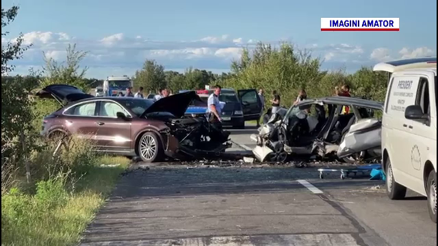Un bărbat a murit, iar o femeie este în stare gravă, după ce mașinile pe care le conduceau s-au izbit violent, în Dolj. FOTO
