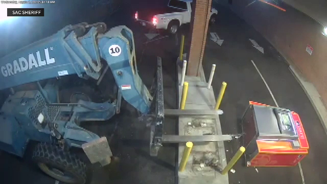 Doi hoți au încercat să fure un ATM cu un moto-stivuitor. Imaginile au stârnit amuzamentul polițiștilor