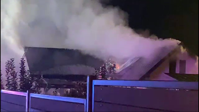 O casă și o mașină electrică au ars complet în urma unui incendiu, în Iași. De la ce ar fi izbucnit focul