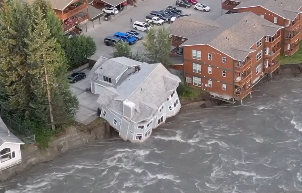 Imagini șocante. O casă s-a prăbușit și a fost luată de apele unui râu, în urma unor inundații catastrofale | VIDEO