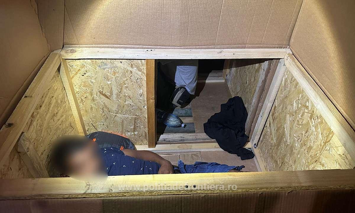Peste 50 de cetăţeni străini, ascunși în patru autoutilitare care încercau să iasă ilegal din ţară prin judeţul Arad. FOTO