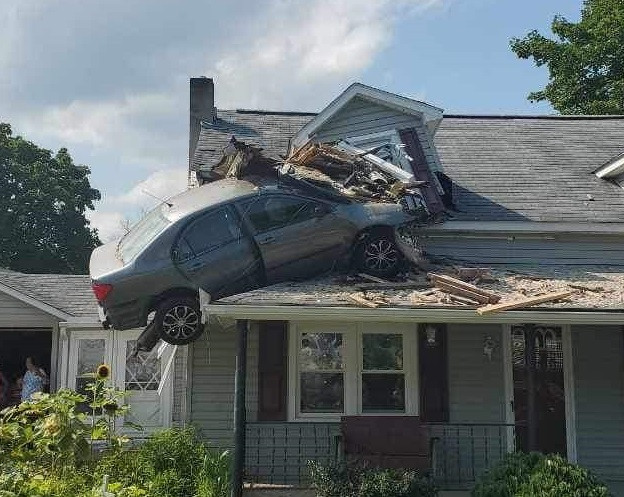 O mașină a intrat în etajul unei case și a rămas suspendată | GALERIE FOTO