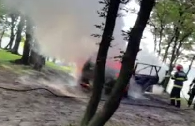 Incendiu violent în județul Iași. Un autoturism a ars precum o torță, după ce a luat foc în mers
