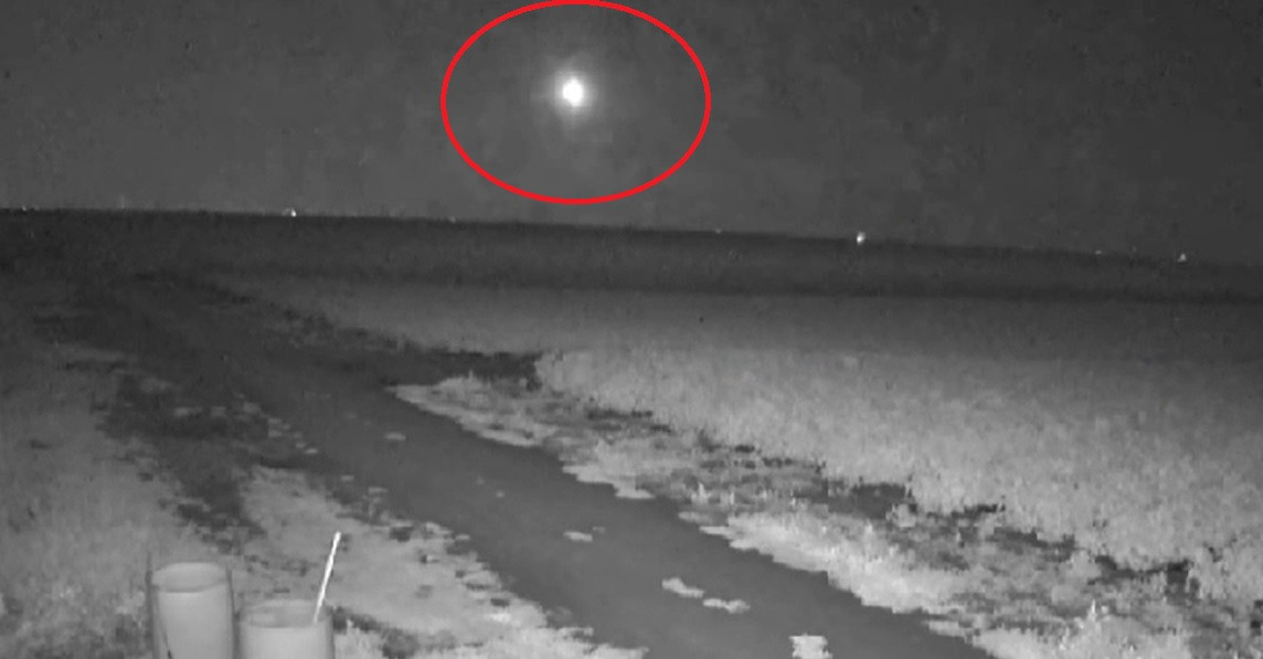 Imagine extrem de rară surprinsă pe cerul României. Un corp luminos a căzut spre pământ și apoi a dispărut subit