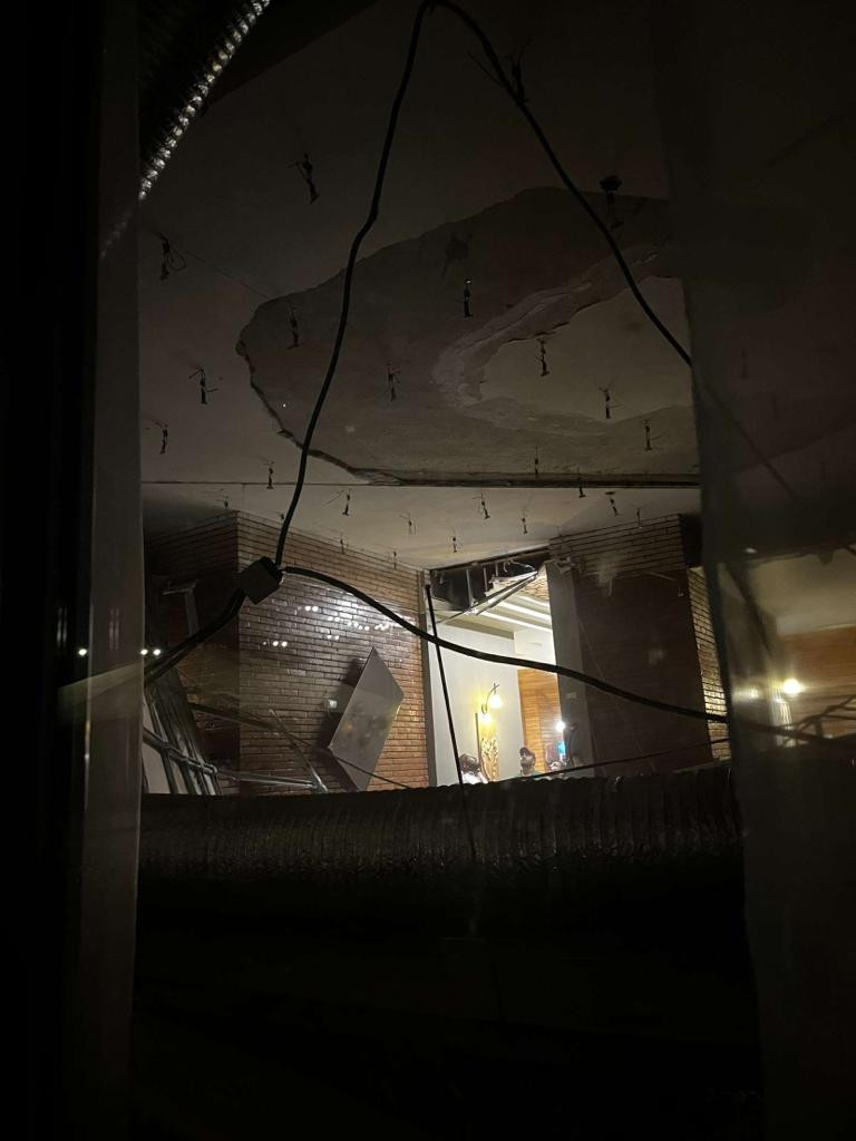 Clipe de panică la o petrecere de majorat din Băile Herculane. Tavanul sălii de evenimente s-a prăbușit peste oameni