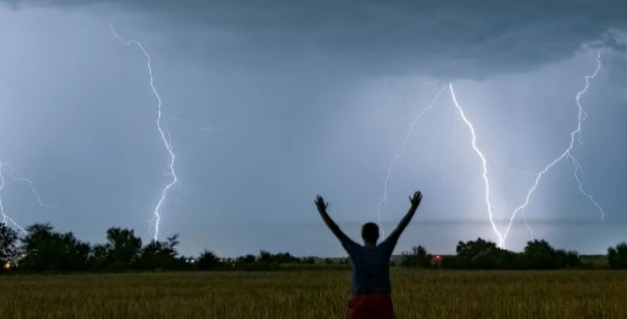 Românii pasionați de fenomene extreme au ajuns „vânători de furtuni”. Cât de riscantă este pasiunea lor
