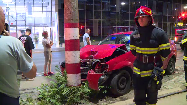 Cum a intrat un șofer într-un stâlp dintre liniile de tramvai din București. A blocat tot traseul