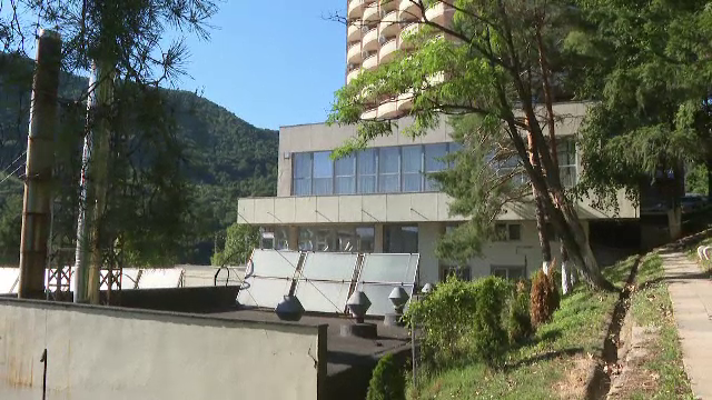 „Zgomotul a fost infernal”. Anchetă după ce tavanul unui restaurant s-a prăbușit peste tineri, la Băile Herculane