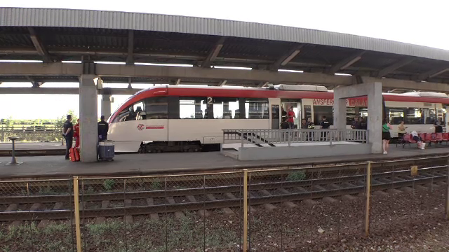 Un tren plin cu pasageri a luat foc în Gara Ploiești Vest. ”Ni se cere să nu avem pretenții”