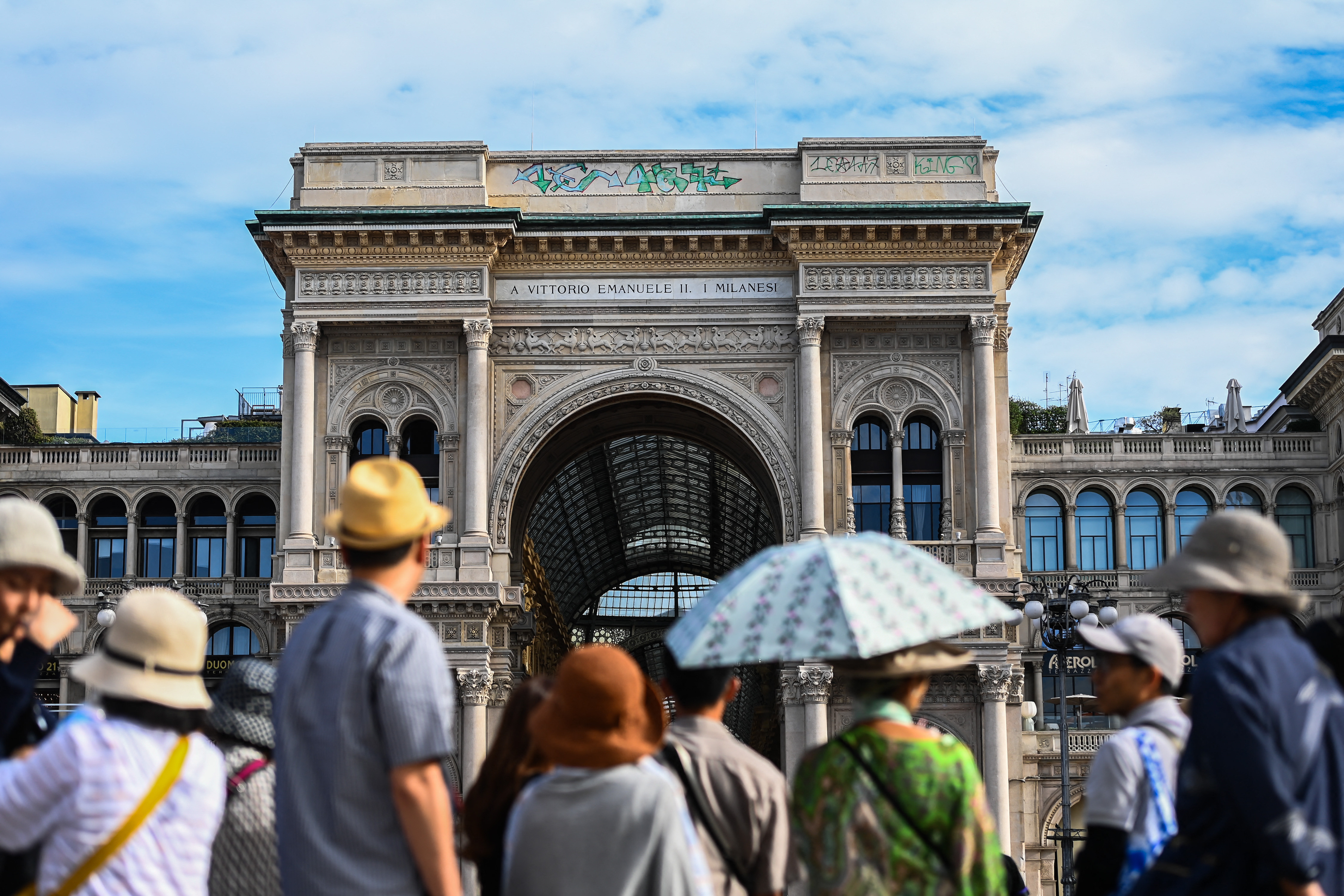 Galleria Vittorio Emanuele II din Milano, vandalizată sub privirile uluite ale turiștilor. Ce a apărut pe fațadă VIDEO