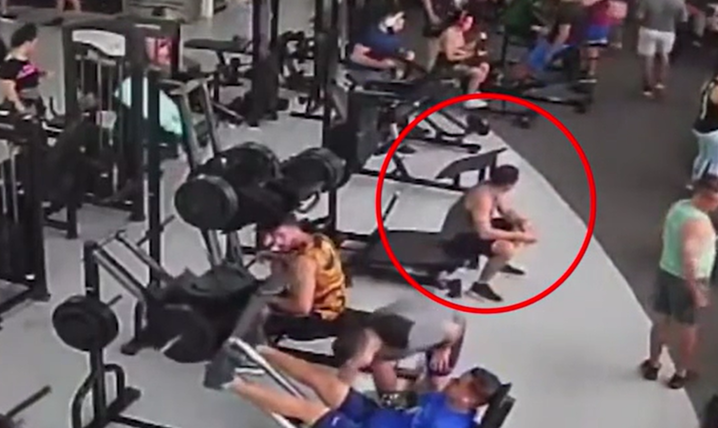 Momentul îngrozitor în care un aparat de la o sală de forță zdrobește gâtul unui bărbat. Imaginile sunt greu de privit VIDEO