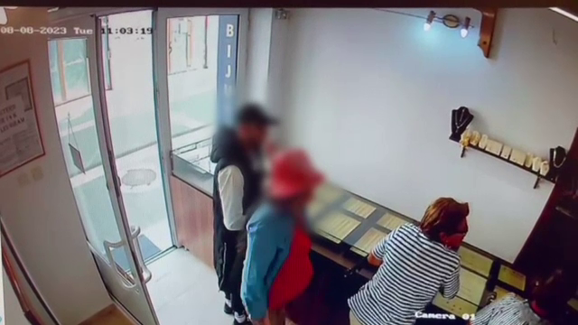 Cum a furat o femeie însărcinată o bijuterie scumpă dintr-un magazin din Arad, ajutată de partenerul ei