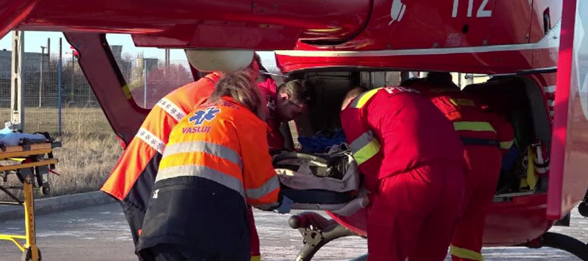 Satu Mare: O fetiță de un an a fost arsă cu ulei încins, iar mama ei nu poate explica cum s-a întâmplat acest lucru