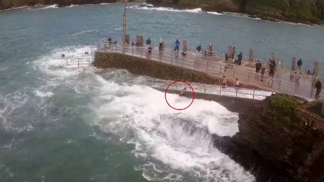 Scene dramatice. O fetiță a fost târâtă în mare de valurile puternice, în timp ce se juca pe un dig din Anglia