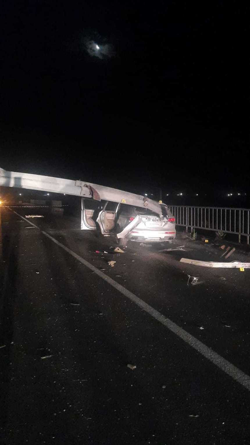 Un tânăr a murit după ce protecția unui parapet a căzut pe mașina în care se afla, în Teleorman. Greșeala șoferului băut