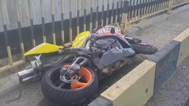 Un motociclist a murit după ce s-a izbit de un parapet. Vorbea cu soția, care circula în paralel cu mașina