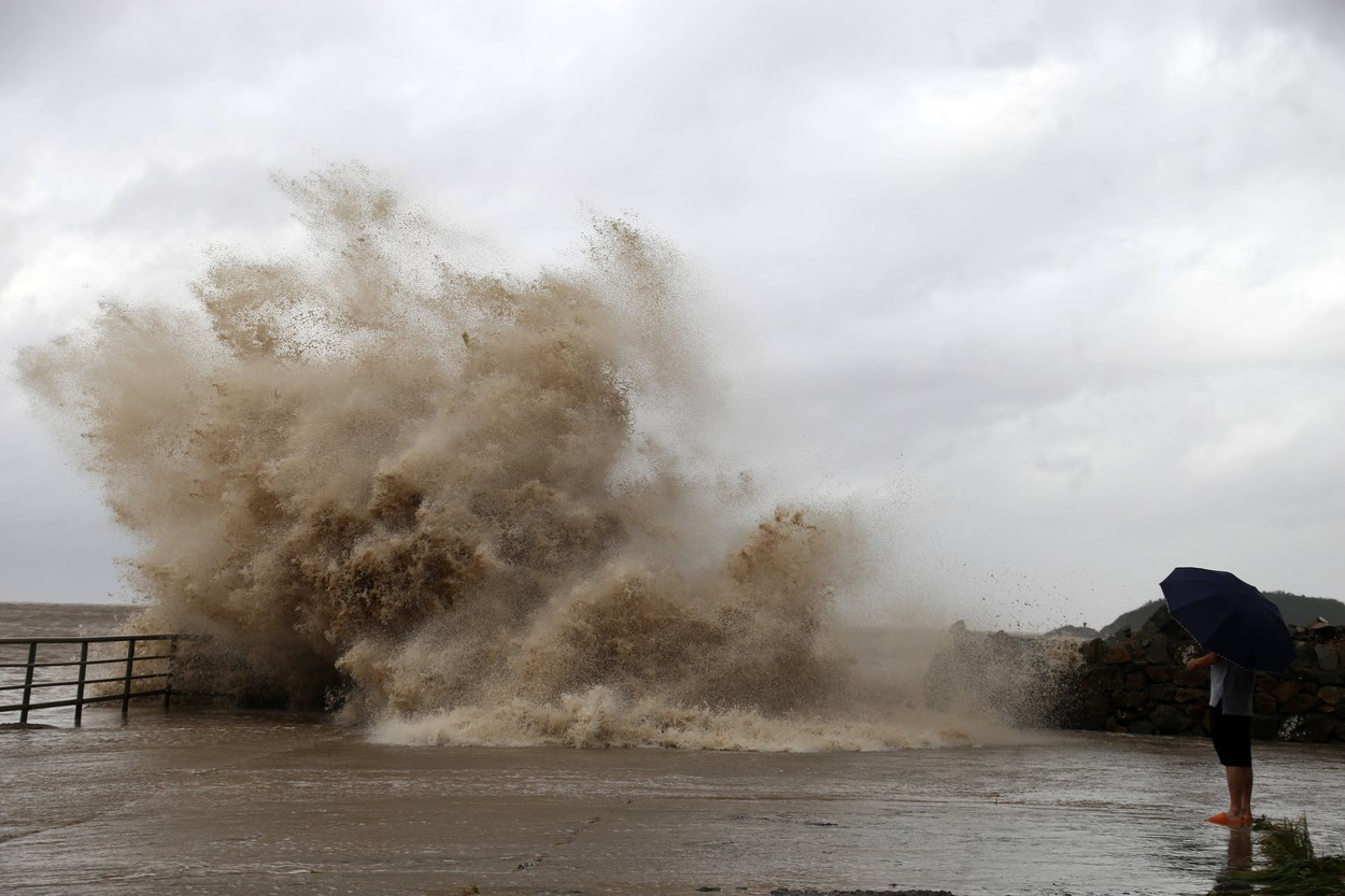 Cel puţin 10.000 de persoane evacuate şi sute de zboruri anulate în Coreea de Sud, din cauza taifunului Khanun