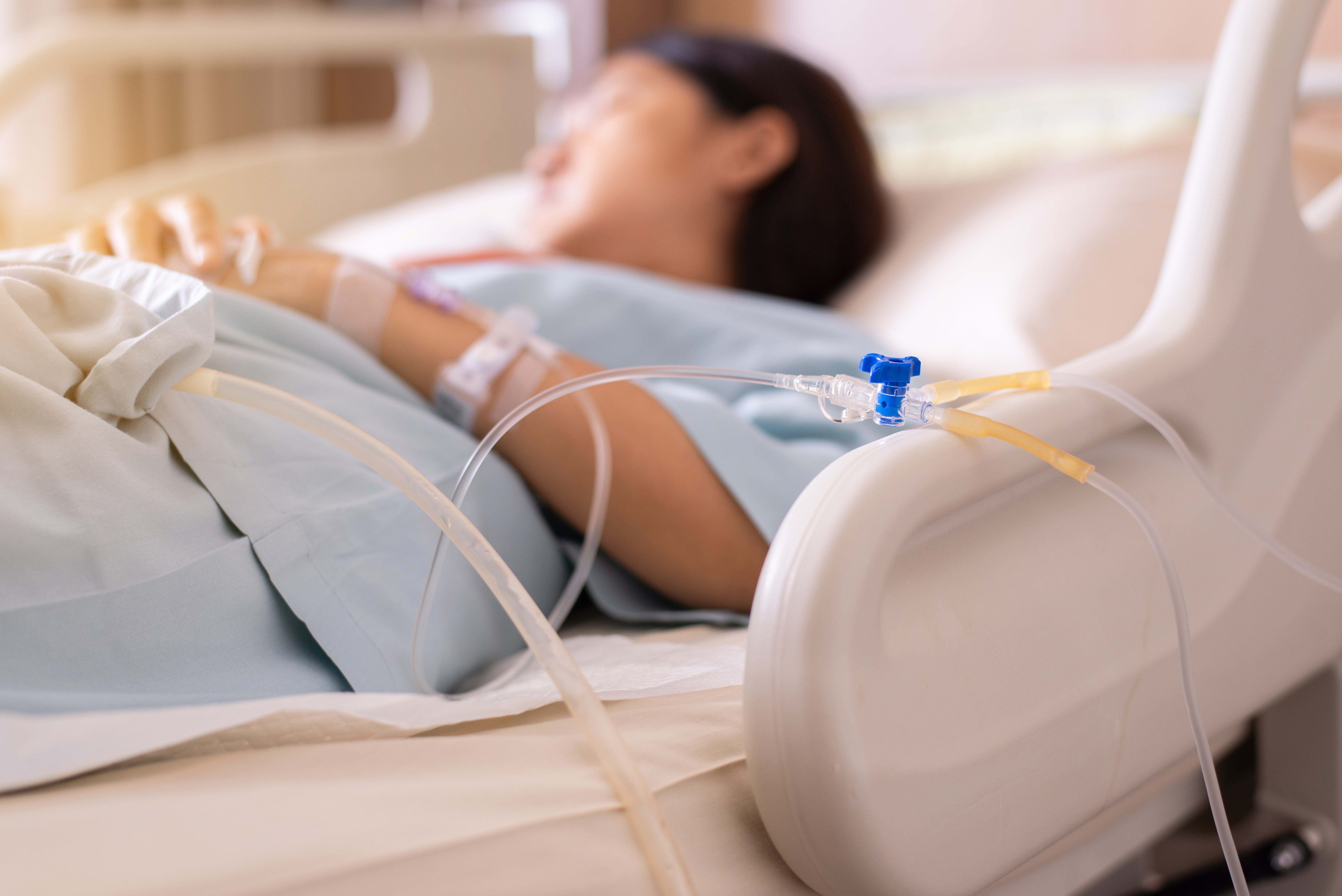 Femeie în comă, după ce s-ar fi aruncat de la etajul unui bloc din Teleorman. Este cunoscută drept consumatoare de droguri