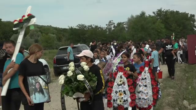 Alina, tânără ucisă de cea mai buna prietenă, a fost înmormântată în rochie de mireasă. Iubitul ei a condus-o pe ultimul drum