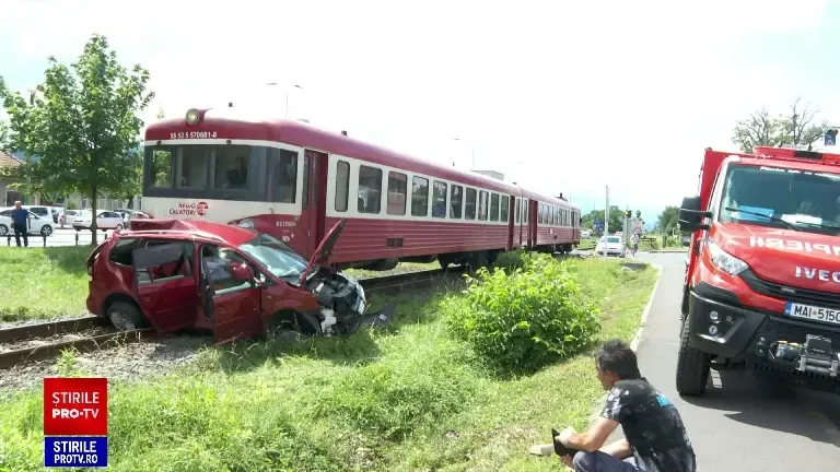 O mașină a fost lovită de tren în Brașov, după ce șoferul nu a oprit la trecerea de cale ferată. Șase persoane au fost rănite