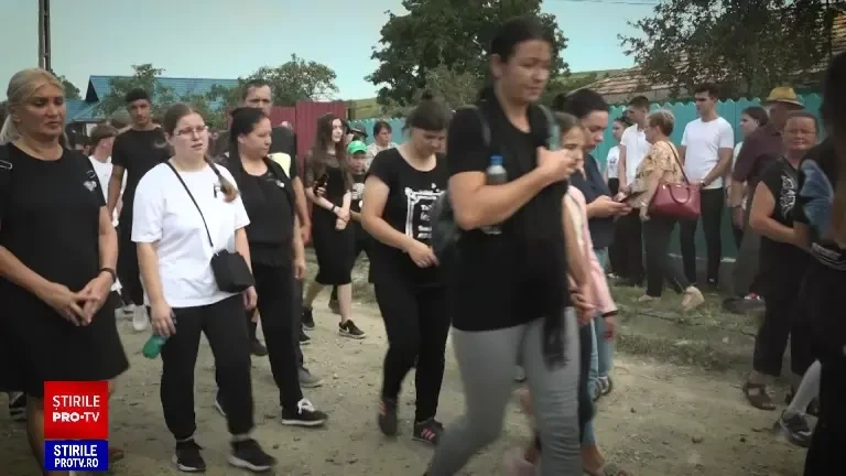 Alina, tânără ucisă de cea mai buna prietenă, a fost înmormântată în rochie de mireasă. Iubitul ei a condus-o pe ultimul drum