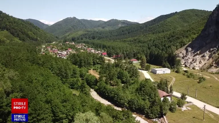 „Necunoscuta Românie”. Unde poți admira peisajul dintr-un hamac atârnat la 200 de metri deasupra prăpăstiilor