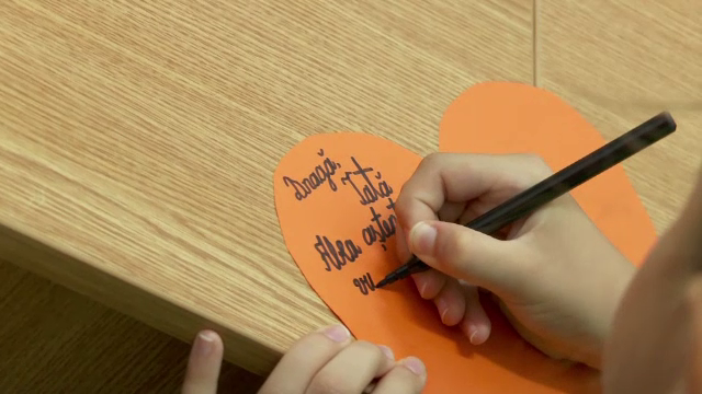 Sondaj al organizației Salvați Copiii: Mai puțin de jumătate dintre părinții plecați la muncă vin vara aceasta în țară