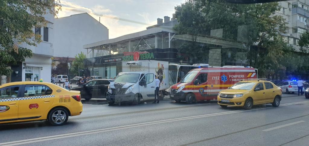 Accident între un autobuz STB și o autoutilitară, în Capitală. Patru persoane au fost transportate la spital. FOTO